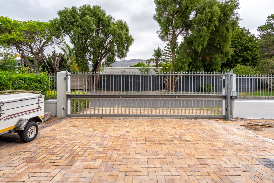 4 Bedroom Property for Sale in Dennendal Western Cape